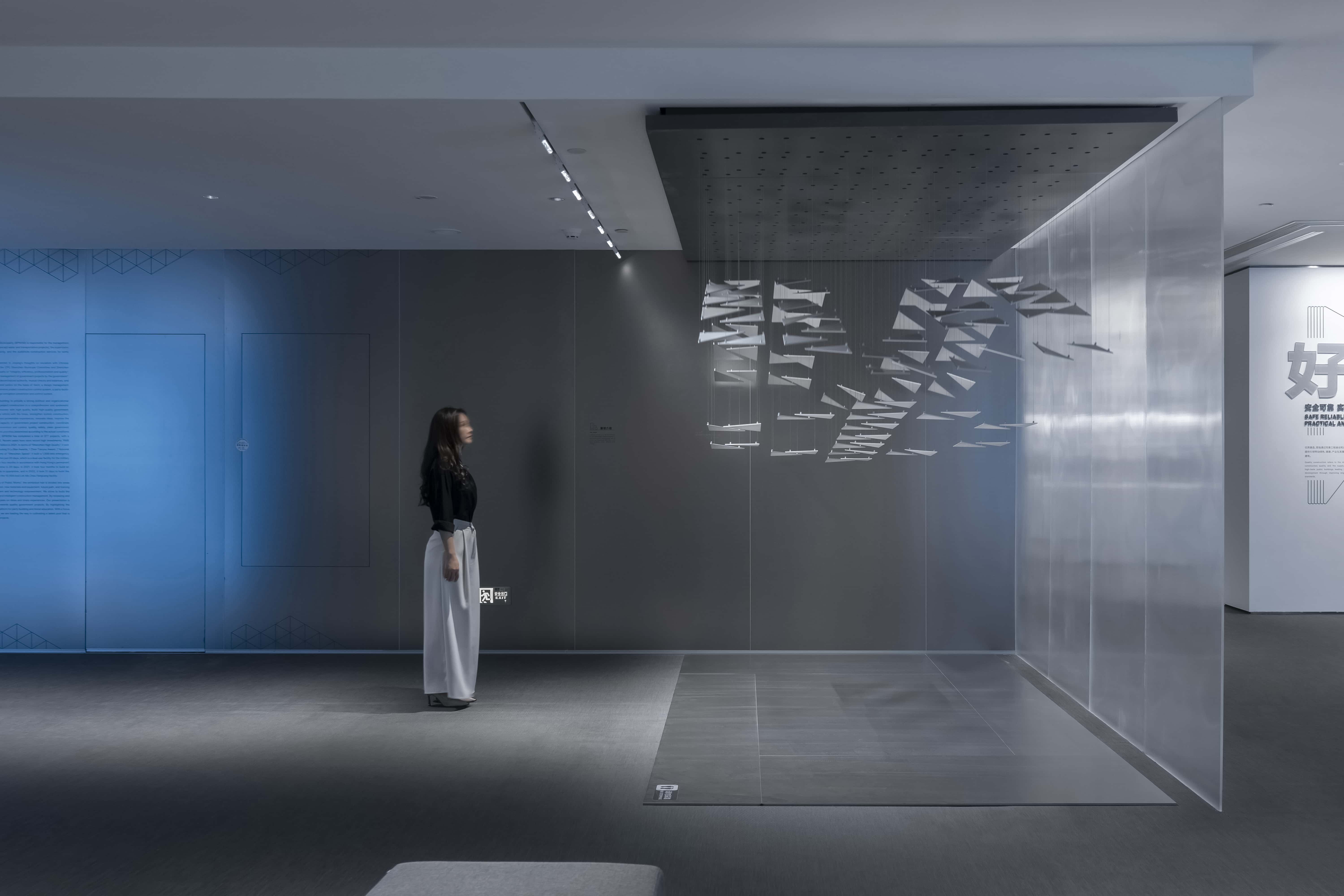 Formally entering the exhibition hall，the mechanical art installation will stretch out to form different patterns，and finally pieced together into a complete logo of Shenzhen Public Works Bureau.
