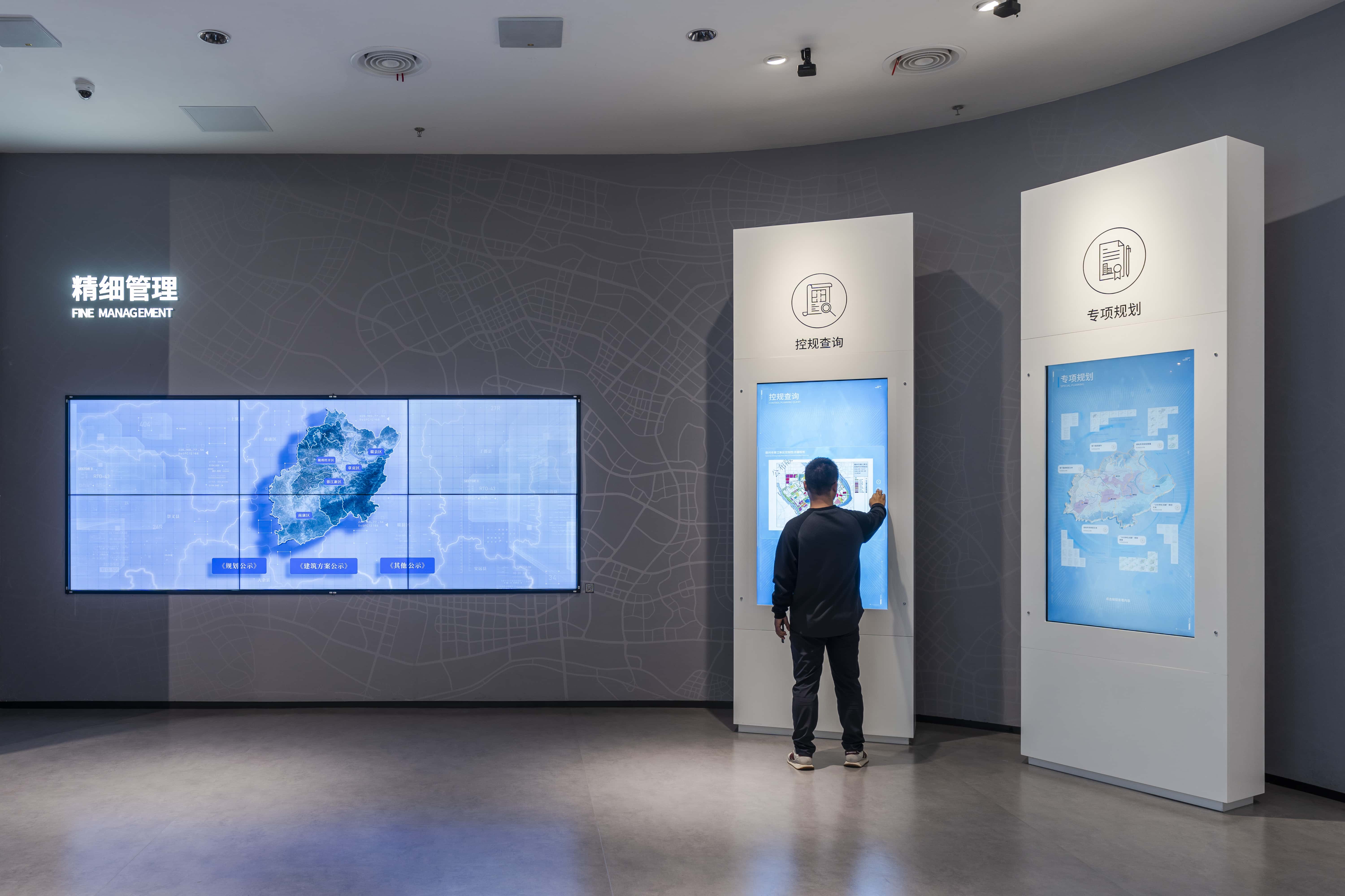 Visitors can query urban construction planning content such as refined management，control planning，and special planning through the touch screen.