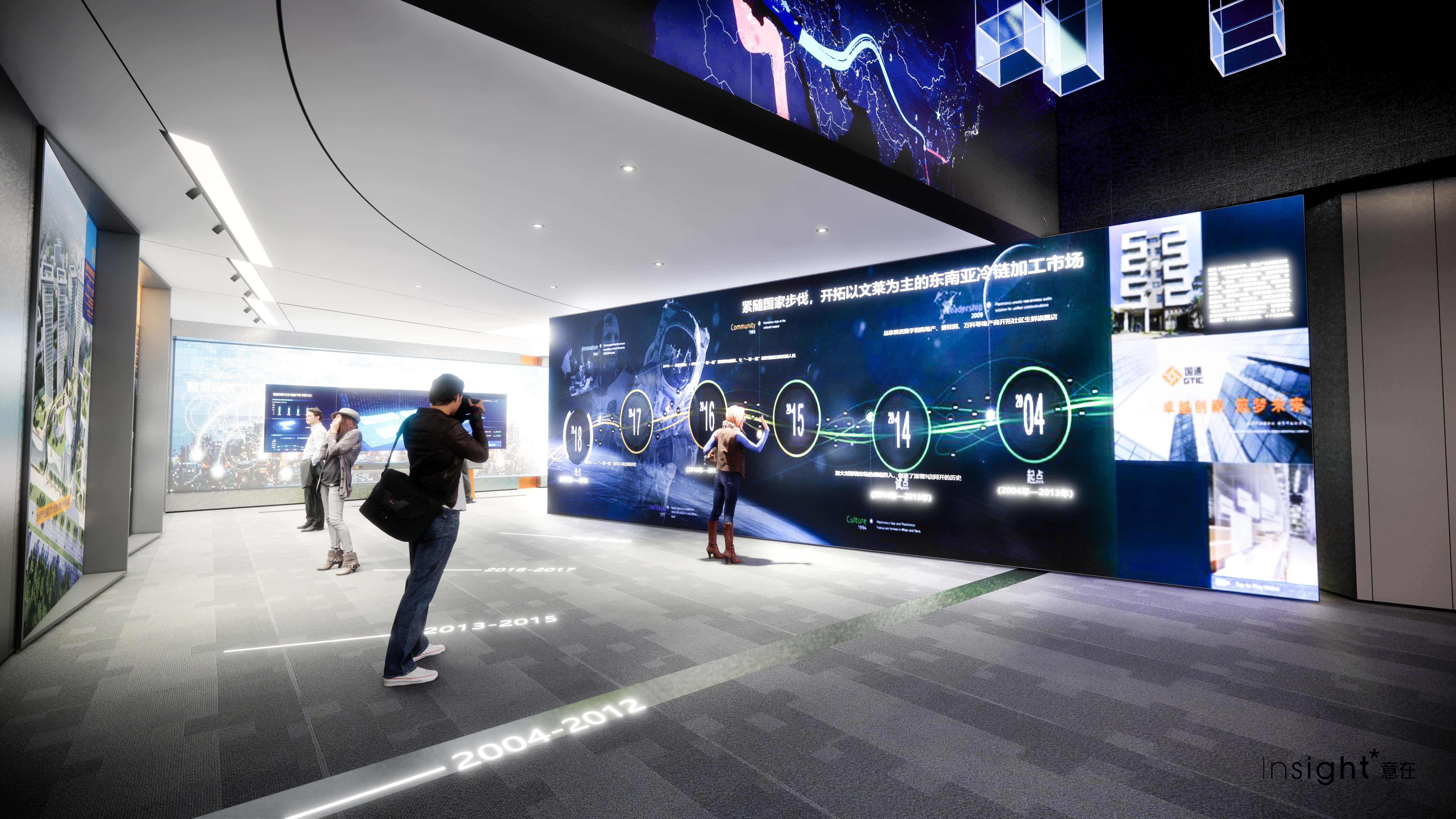 When the door is fully opened，the large screen will remain stationary on the side wall，serving as a wall for introducing Guotong enterprise and history. Visitors can follow the guide to learn more about Guotong development history.