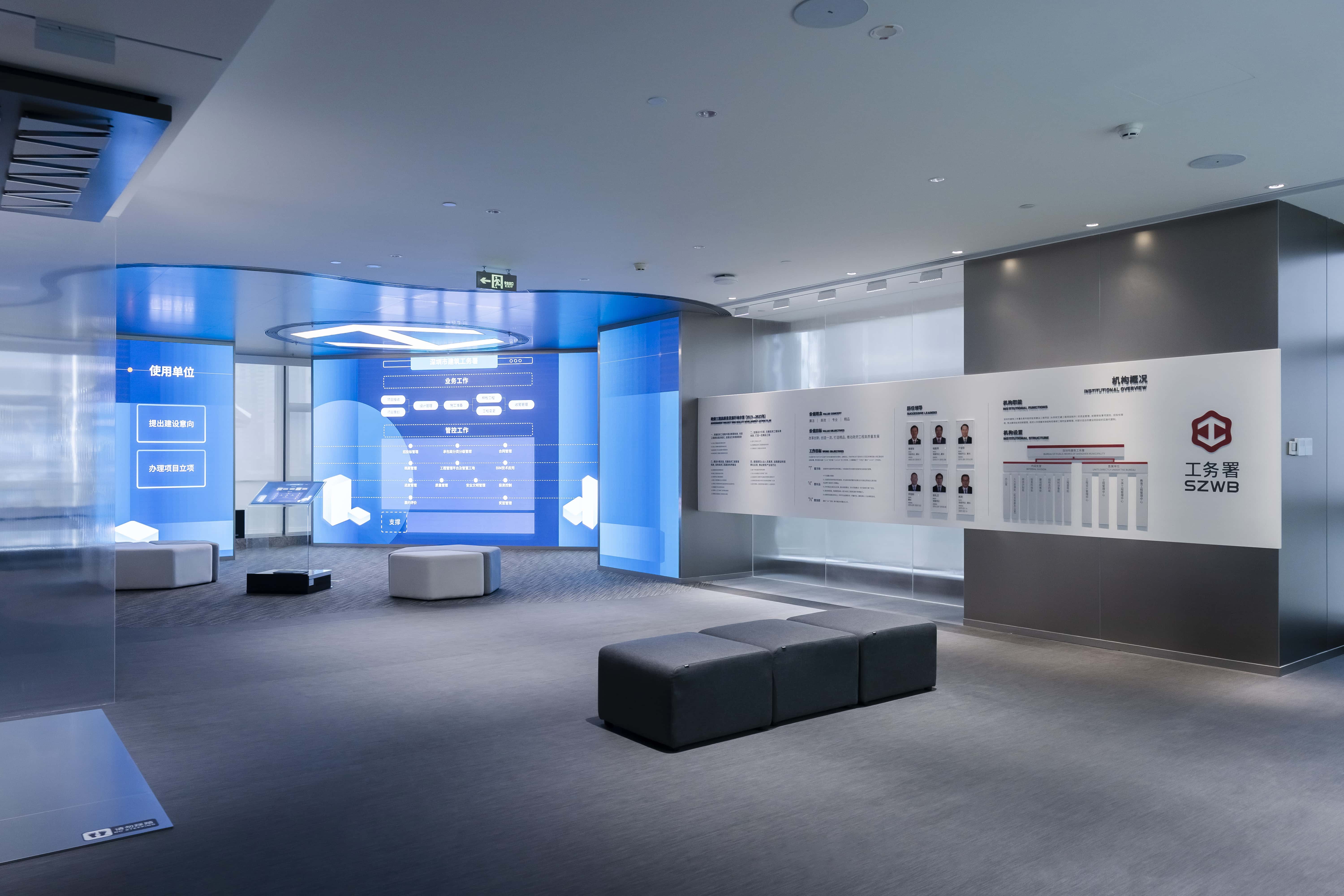 The space maintains a minimalist and atmospheric design，with three sets of screens and a curved ceiling to create an independent field that can showcase different key content for different reception scenarios.