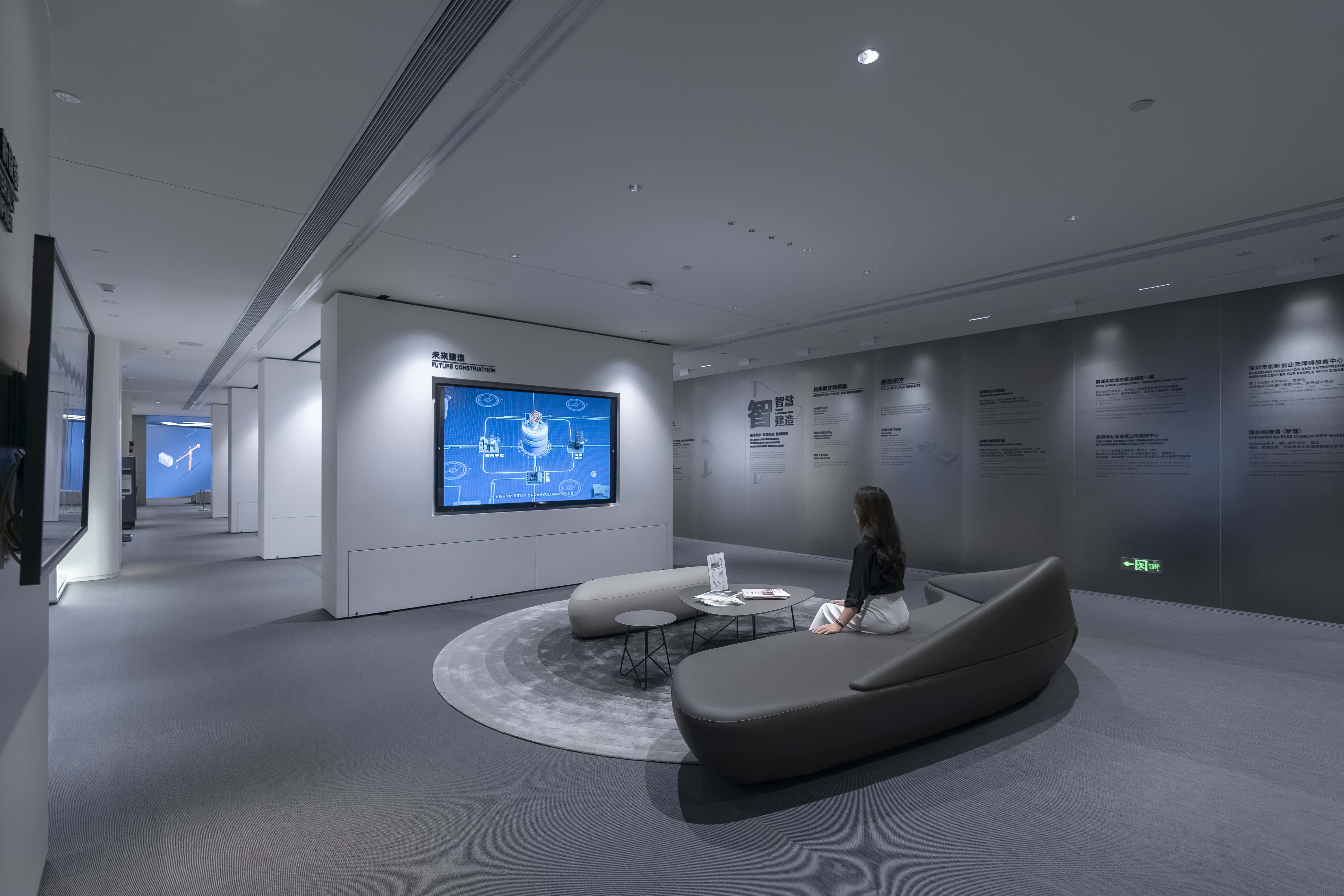 The negotiation area can be expanded by moving the display cabinet surface to switch between salon mode and conference mode，while also designing an art wall to meet the audience group photo requirements.