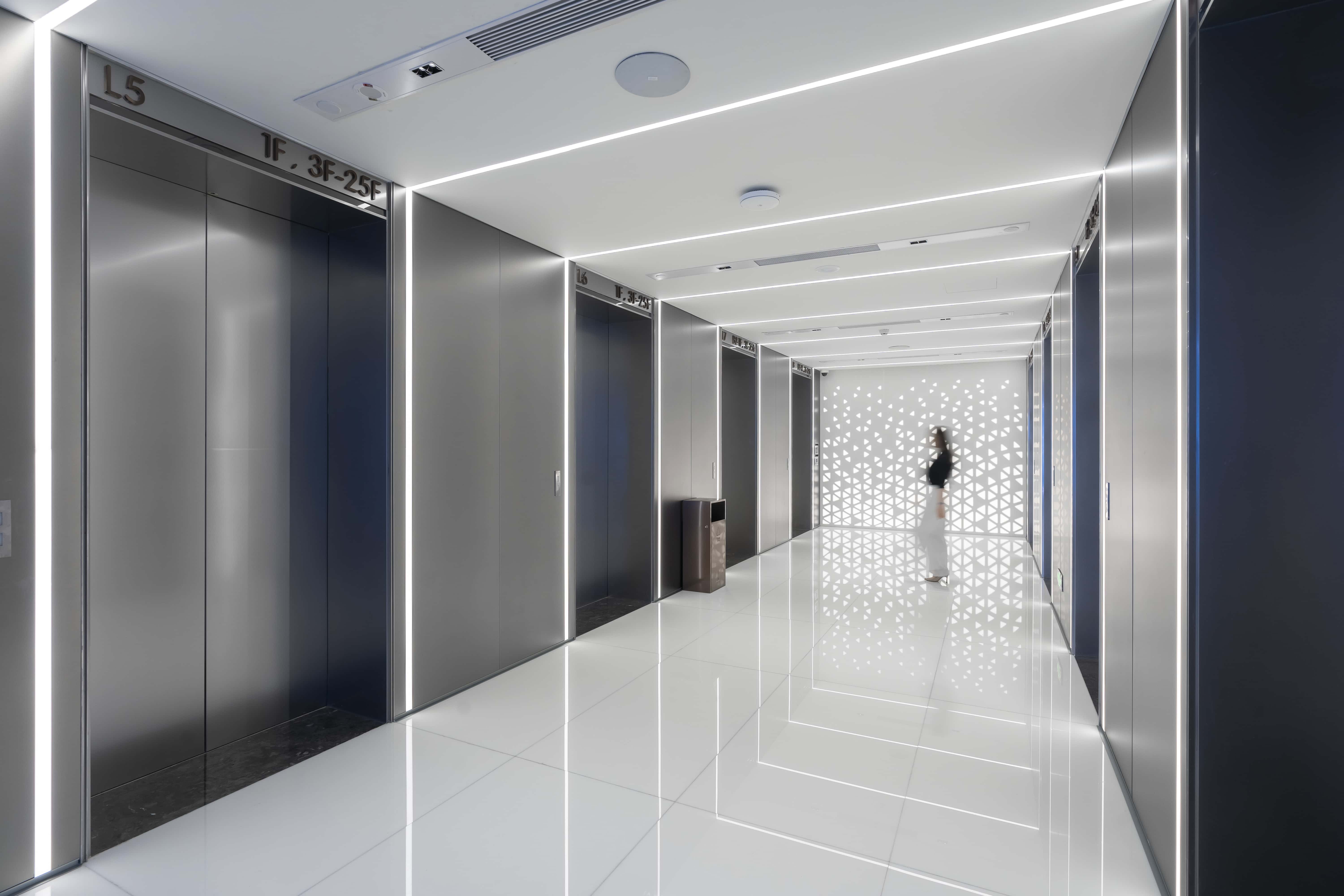 The entrance of the exhibition hall adopts a minimalist design，creating a sense of time traveling ceremony through light strips，which enhances the narrative of the exhibition hall. The entrance of the exhibition hall adopts a minimalist design，creating a sense of time traveling ceremony through light strips，opening the curtain for the narrative of the exhibition hall. Opening the curtain.