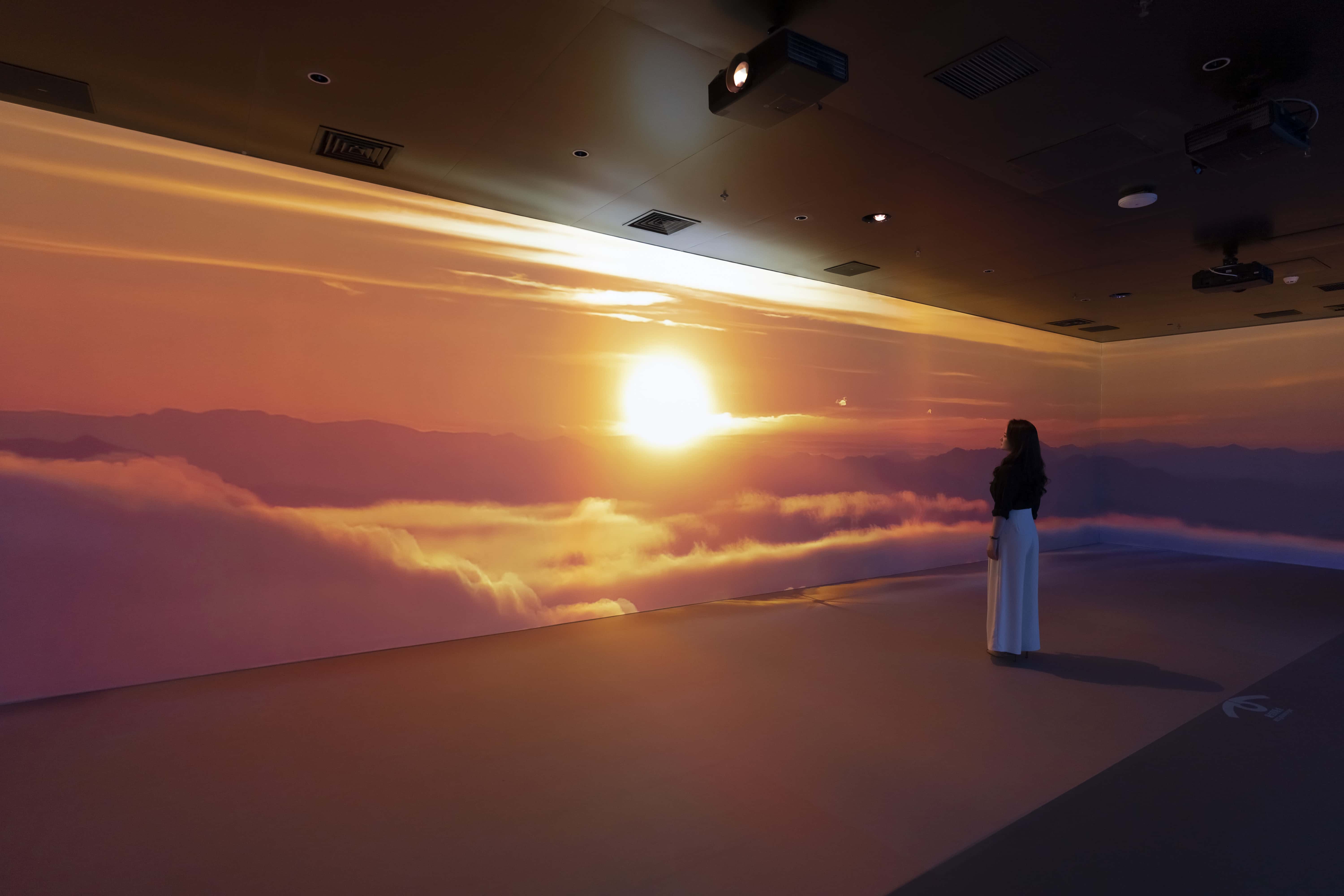 As the grille screen slowly opens，the audience will enter the interior of the device and experience an immersive corporate impression interpretation.