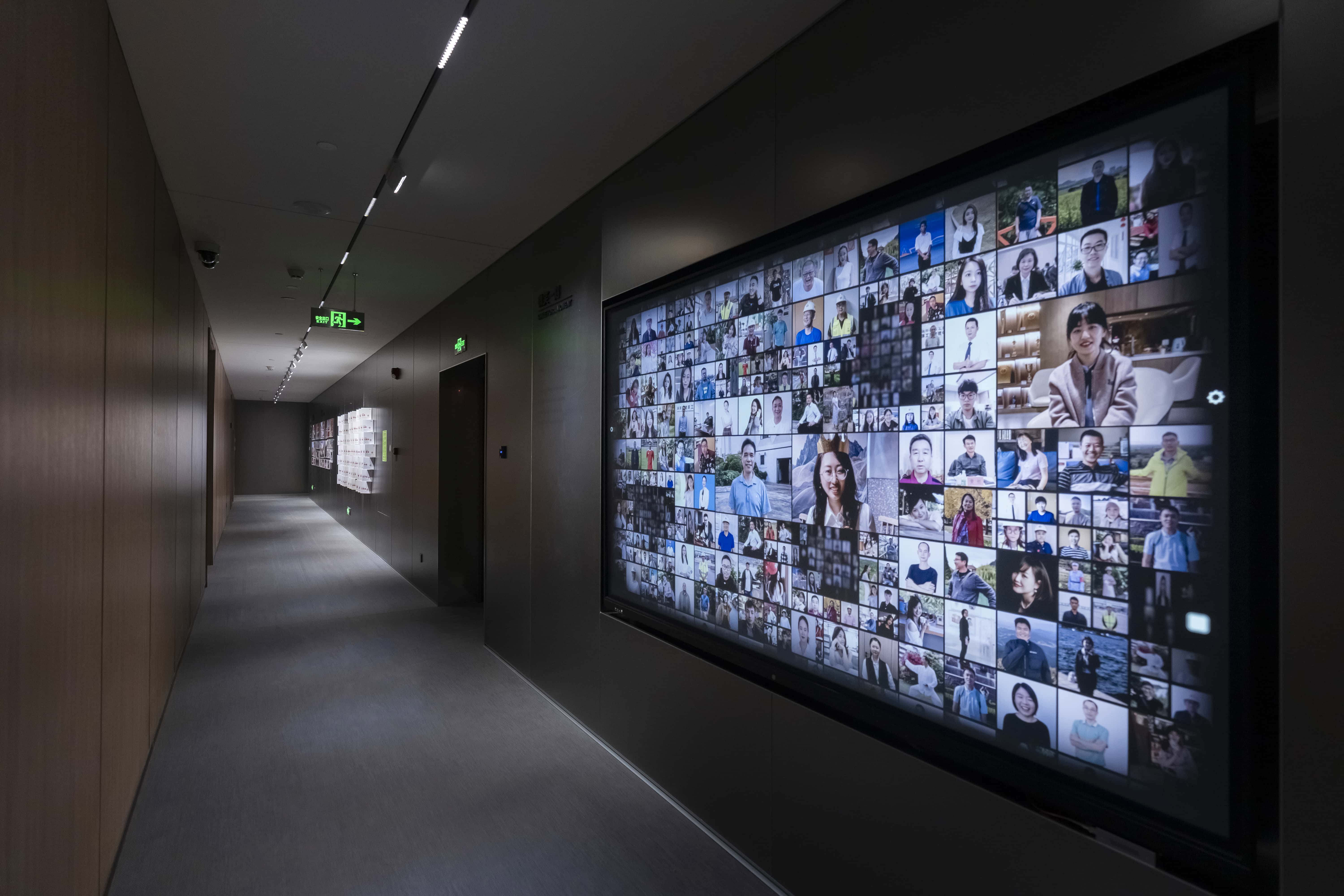 On the pathway out of the exhibition hall，we selected content related to corporate culture，employee walls，cultural concepts，etc.，to construct a colorful and vibrant cultural corridor.